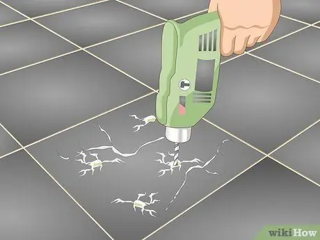 Ремонт треснувшей плитки на полу Шаг 12