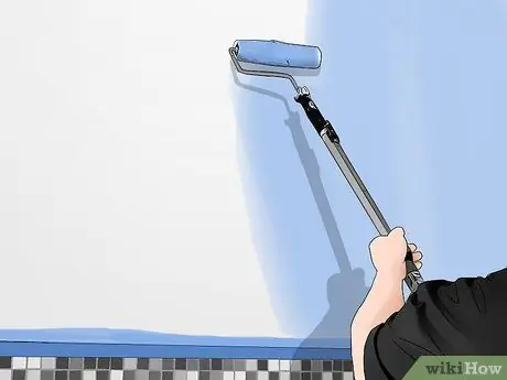 Покрасьте ванную комнату Шаг 12