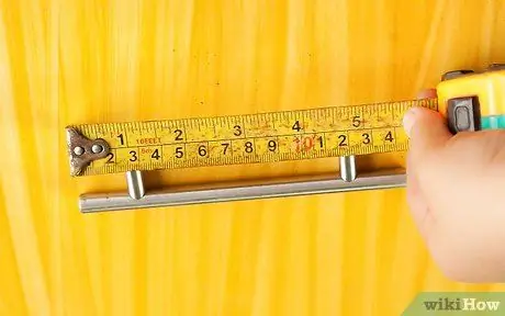 Выберите и установите новые ручки шкафа или ручки Шаг 2