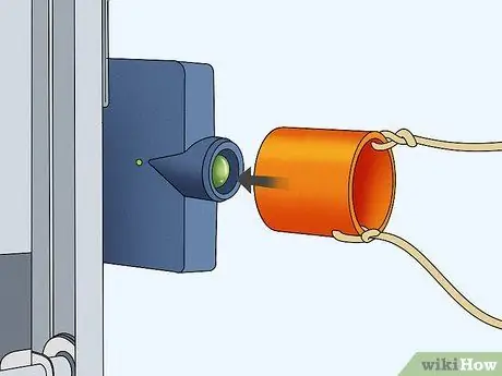 Закройте дверь гаража, когда солнце светит в глаза электроники Шаг 6