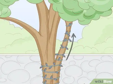 Украшаем уличное дерево Шаг 4