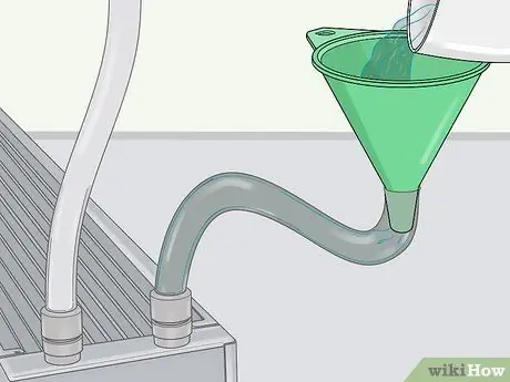 Очистите новый радиатор Шаг 4