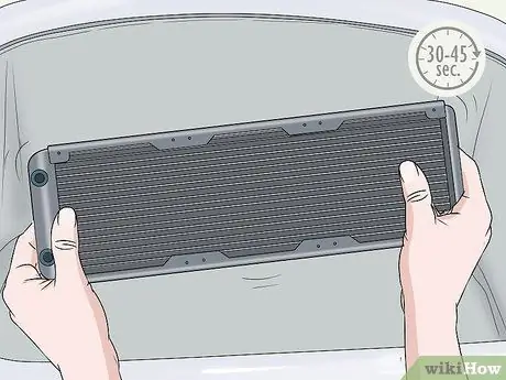 Очистите новый радиатор Шаг 6