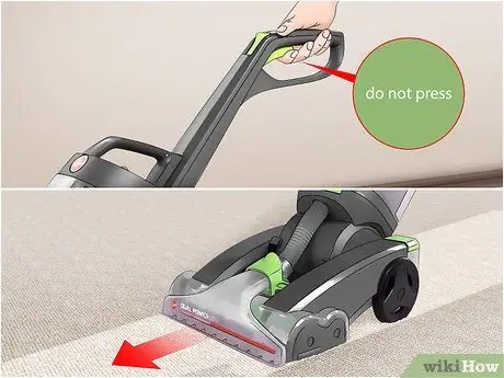 Используйте средство для чистки ковров Hoover Step 11