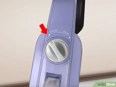 Используйте средство для чистки ковров Hoover. Шаг 14