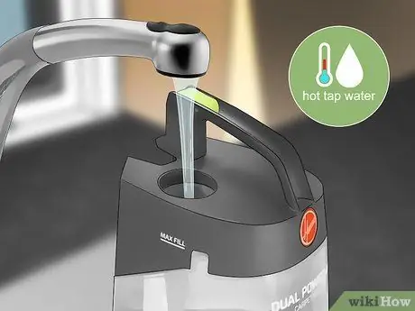 Используйте средство для чистки ковров Hoover. Шаг 15