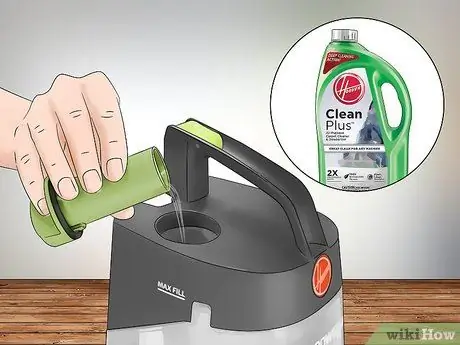 Используйте средство для чистки ковров Hoover. Шаг 6