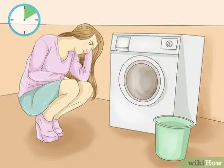 Слейте воду из стиральной машины вручную Шаг 5