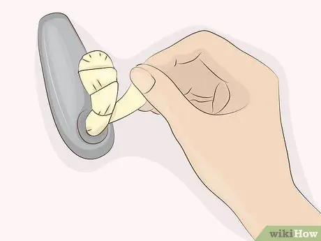 Повесьте шторы с помощью крючков Command Step 12