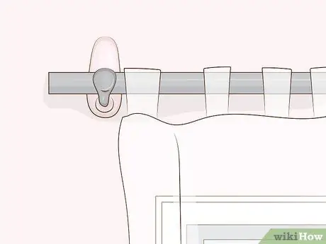 Повесьте шторы с помощью крючков Command Step 17