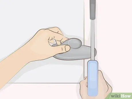 Повесьте шторы с помощью крючков Command Step 4