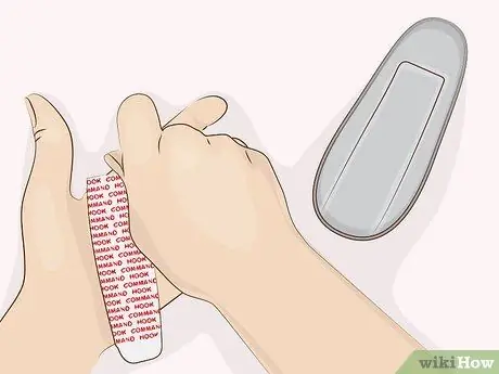 Повесьте шторы с помощью крючков Command Step 5