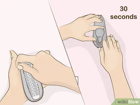 Повесьте шторы с помощью крючков Command Step 6