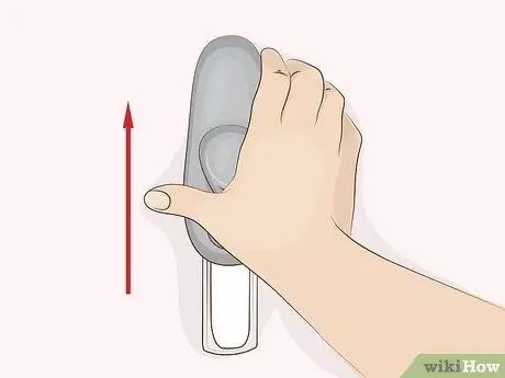 Повесьте шторы с помощью крючков Command Step 7