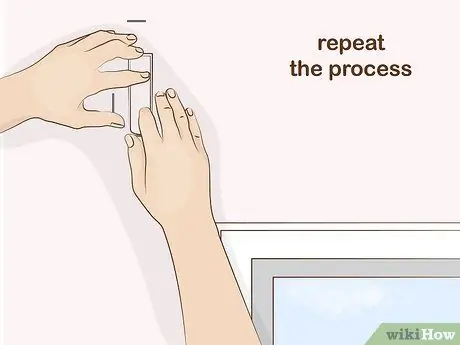 Повесьте шторы на крючки Command Step 8