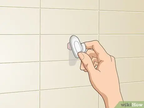 Закройте отверстия в керамической плитке на стене Шаг 12