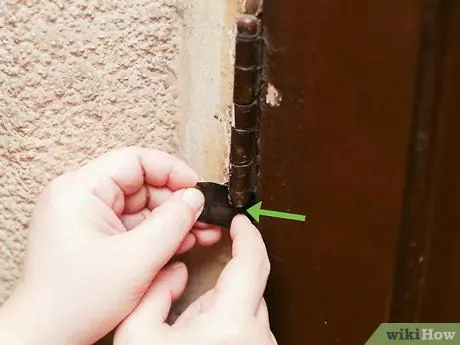 Удерживайте дверь открытой монетой Шаг 4