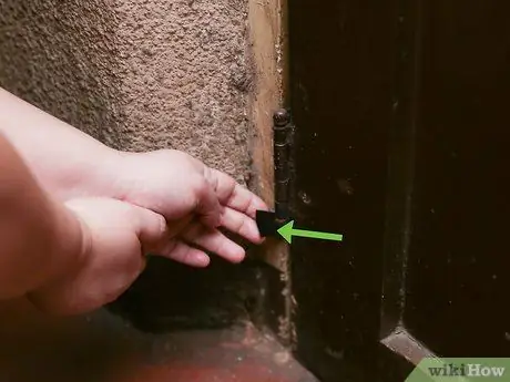 Удерживайте дверь открытой монетой Шаг 5