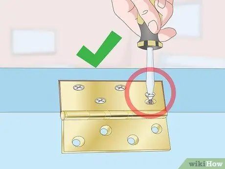 Вырезать врезки для дверных петель Шаг 11