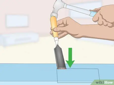 Вырезать врезки для дверных петель Шаг 5
