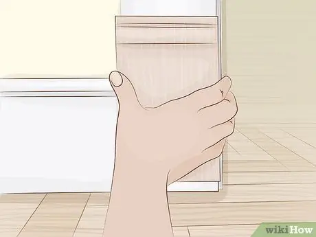 Установка цоколя у двери Шаг 2