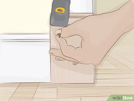 Установка цоколя у двери Шаг 4