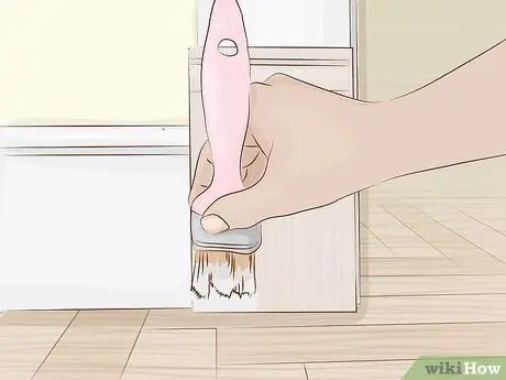 Установите цоколь у двери Шаг 5