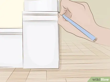 Установить цоколь у двери Шаг 9