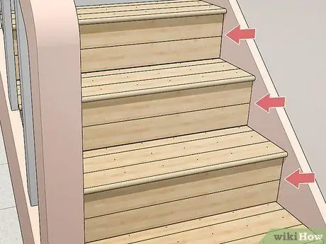 Установите бамбуковый пол на лестницу. Шаг 16