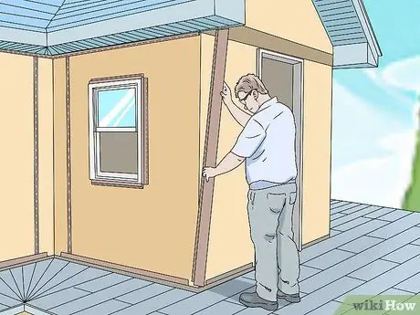 Установите вертикальный металлический сайдинг Шаг 5