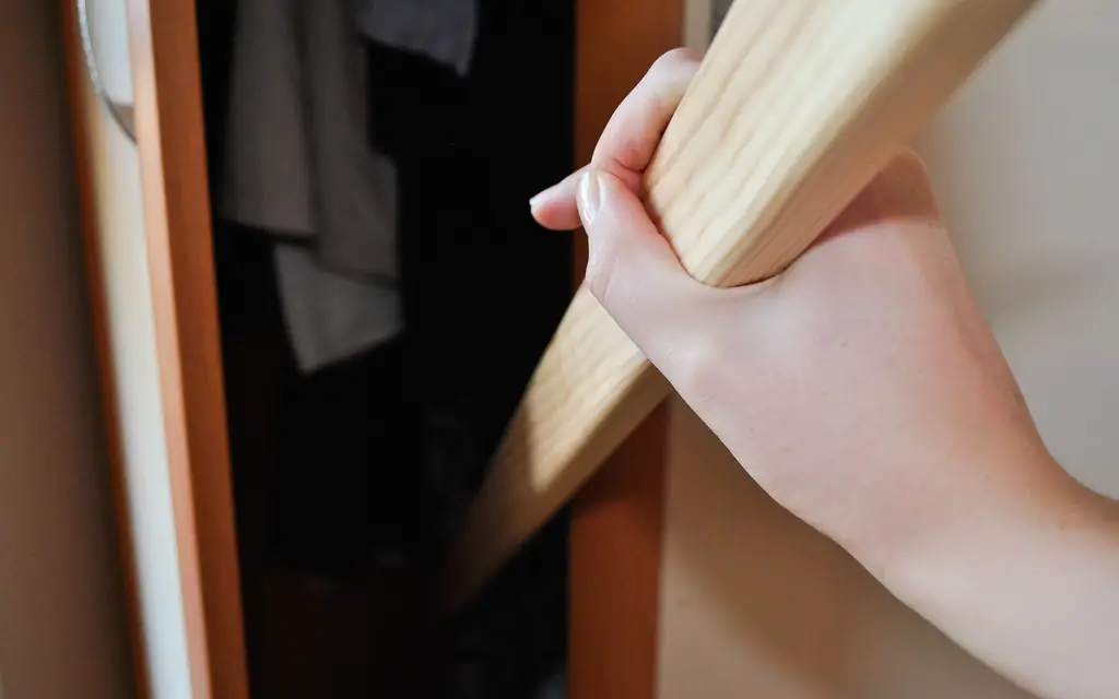 Как узнать, есть ли кто-нибудь в вашем шкафу: 10 шагов (с картинками)