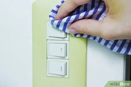 Очистить выключатели света Шаг 4