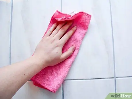 Удалите мыльную пену с плитки. Шаг 11