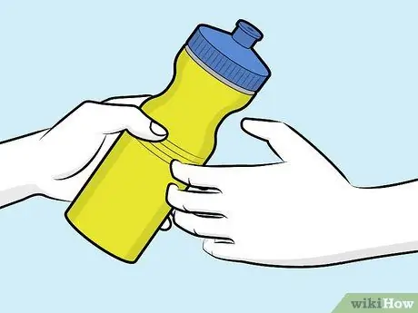 Расставьте бутылки с водой Шаг 3