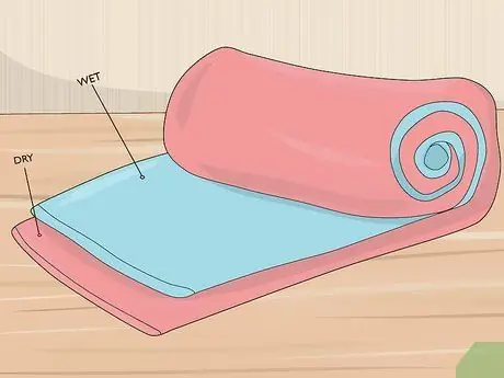 Храните влажное полотенце после похода в спортзал Шаг 1