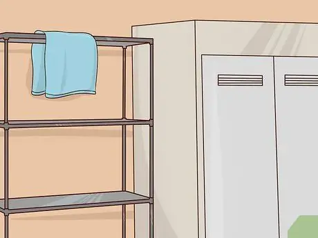 Храните влажное полотенце после похода в спортзал Шаг 3