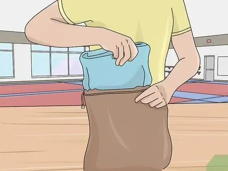 Храните влажное полотенце после похода в спортзал Шаг 4