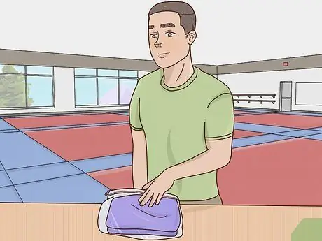 Храните влажное полотенце после похода в спортзал Шаг 5