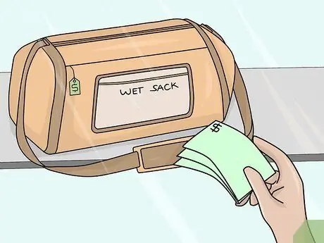 Храните влажное полотенце после похода в спортзал Шаг 7