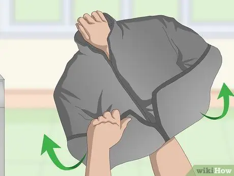 Постирайте флисовую куртку. Шаг 4