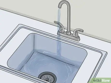 Удаление желтых пятен отбеливателя с белых туфель Шаг 12