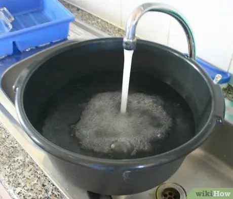 Наполните ведро водой Шаг 2