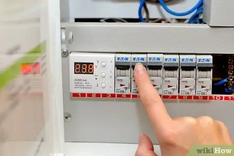 Подключите потолочный светильник Шаг 13