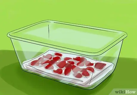 Сохраняйте лепестки роз свежими Шаг 8