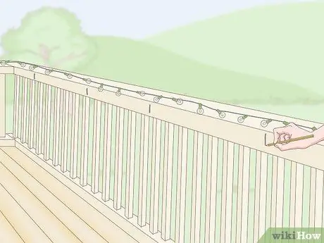 Повесьте уличные гирлянды на палубу Шаг 13