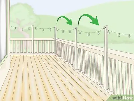 Повесьте уличные гирлянды на палубу Шаг 6