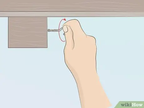 Повесить гирлянды на крытом патио Шаг 12