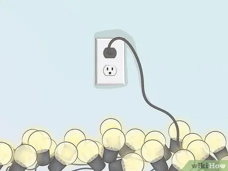 Повесить струнные светильники на крытом патио Шаг 5