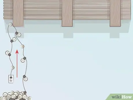 Повесить струнные светильники на крытом патио Шаг 7