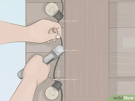 Повесить струнные светильники на крытом патио Шаг 8